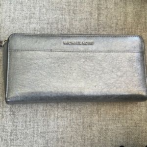 Michael Kors wallet like new.
